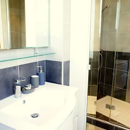 Daire 64 M2, 2 Yatak Odalı, 1 Banyolu , şehir Merkezi Bölgesinde *