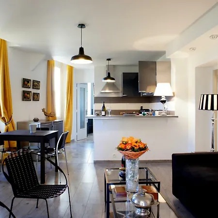 64 M2, 2 Yatak Odalı, 1 Banyolu , şehir Merkezi Bölgesinde Daire Nice